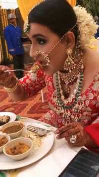 印度女人婚后要带鼻环，越大的鼻环越有地位，看看她们如何吃饭的