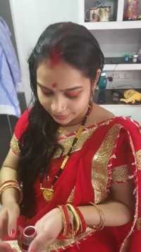 印度已婚的女人需要在额头点上红色记号，代表已婚