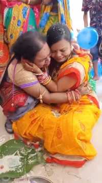 印度婚礼女人吃完母亲带来的食物，代表婚后忘记娘家人