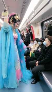 地铁上和帅哥对视了好久，我坐在他旁边，他害羞的走了，不知道有没有发现我是男的#地铁撩人 #反串