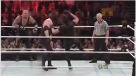 WWE战争践踏精彩片段：过于暴力，已禁止使用 #WWE精彩看点 