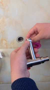 还在费力的缠胶带固定水龙头吗？现在大家都是用一个胶垫。