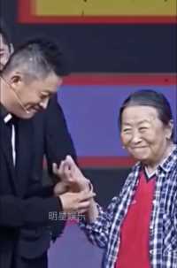 83岁老戏骨#张少华 一生勤俭节约，和杨志刚合作多部戏，并认干儿子，不是母子胜似母子，你喜欢他们演的哪部作品呢？