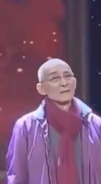 87岁老戏骨游本昌荣获终身成就奖现场落泪，龙套出身52岁演济公，他的一生比济公更传奇啊！