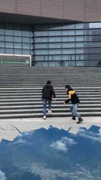 地板突然裂开人掉到哪里去了