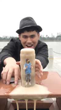 人跳到可乐里洗澡，太好玩了吧