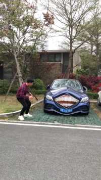 这汽车是我见过最嚣张的，这是高手啊