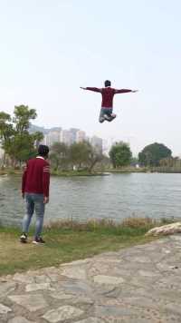 这姿势也飞不远啊，看来得换个姿势多练练