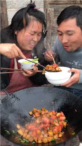 我们贵州这里爱涮火锅，所以天天都是水煮菜，老公北方人口味重吃盐偏大，今天做个他爱吃的“香辣洋芋丁！   