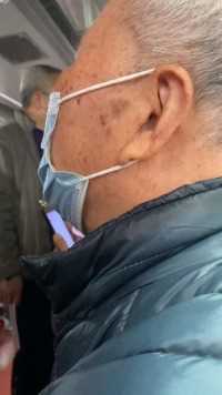 地铁上遇见八十岁的老爷爷，手持康乃馨，要送给八十六岁的老伴#爱情不分年龄