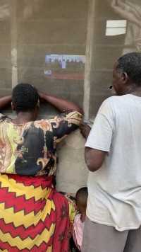 非洲农村很多家户没有电视