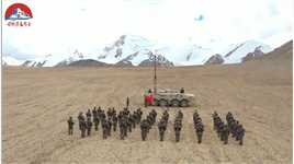 海拔5000余米的喀喇昆仑高原，官兵们用吊车升起五星红旗。#致敬英雄 （李桂增、张伟、韩强）