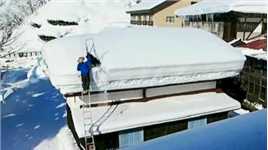 大雪把屋顶堆成“面包”，上房扫雪非常危险，站旁边看着都浑身发抖！