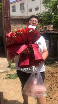 儿子的大姨对他特别好，母亲节，儿子为他大姨送上鲜花表示感谢🙏