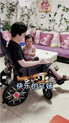 23岁的大哥哥童心未泯，姥爷的轮椅都能带着妹妹嗨玩半天