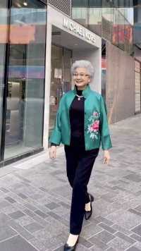 时尚奶奶竟然已经是90岁高龄，成为“最美模特奶奶”走红，保养的太好了！