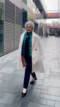 91岁“时髦奶奶”火了，搭档超帅孙子出街，身材气质美得惊艳路人！