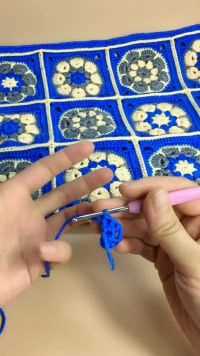 前面的三个长针勾好以后，再继续勾两个辫子针