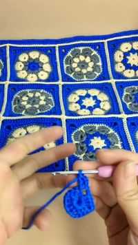 第三个辫子针勾出来以后，再继续勾两个长针