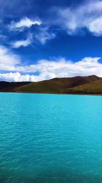 到了西藏，才体会到什么叫远离喧嚣。靠近圣湖，才真切感受到灵魂的宁静。或发呆或祈福或静思