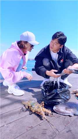 买海鲜就像拆盲盒，一切凭运气！佟大为夫妇打卡三亚码头，带来最新鲜的海货，为新年带来好兆头！#不一样的家乡年 #微视直播 