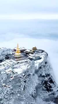 冬日的峨眉山，皑皑白雪，像极了“仙宫”，美极了！🎉
咱们大中国的【自然风景】真的太多太美的地方了☺️