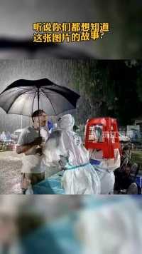 广州医护顶着凳子当伞，冒雨为居民做核酸检测。