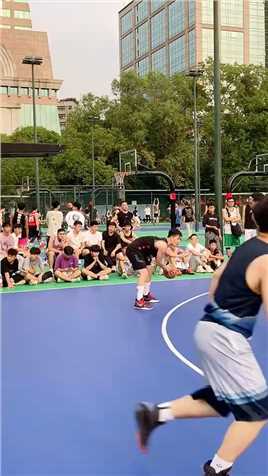 男孩子在外打球，记得一定要保护好自己