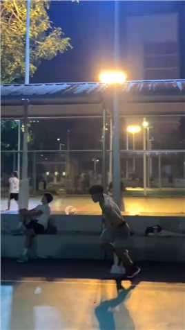 臀下扣篮，要知道他才一米七出头啊