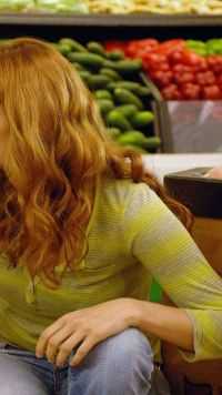 美女与男子谈恋爱，反遭小鬼捣乱  