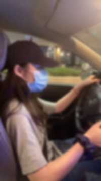 能做风雨里单手打方向的女人，也可以是副驾驶上喝酸奶的小朋友。前者是生活，后者是被爱。有能力生活，有资格被爱… #刘春辉教