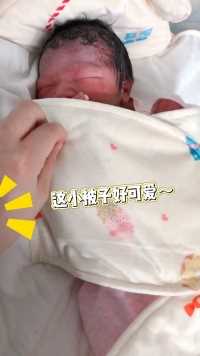 刚出生的宝宝和护士抢被子啦！