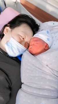 产后妈妈苍白的脸颊，和宝宝的红润形成了鲜明对比。
