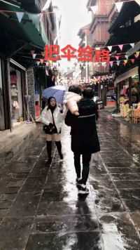 下着大雨，小姐姐看到路人抱着孩子跑，把伞给了他  