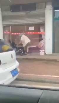 是什么让大爷从轮椅上坚强的站起来[疑问] 是爱情吗