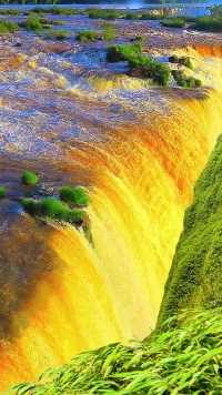 伊瓜苏大瀑布世界上最宽的瀑布，位于阿根廷与巴西边界，为马蹄形瀑布，高82米，宽4千米平均落差75米