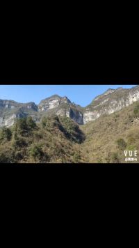 姜子牙的自然石塑像矗立在贵州贵定县昌明镇岩下社区峡谷悬崖边上，很壮观。  