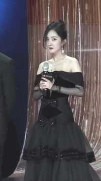 杨幂现身颁奖盛典，一身黑色抹胸裙，彰显身材，女神身材保养的很好！