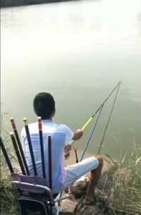 小伙湖边钓鱼，发现不对劲，赶紧扔了鱼竿