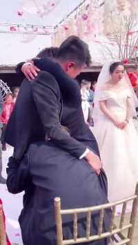 婚礼现场，一家三口抱头大哭，一旁的新娘非常无助，不知如何是好！