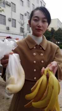 美女买香蕉时神操作，雷翻水果摊老板。搞笑视频