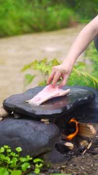 简简单单吃个石板烤鱼！