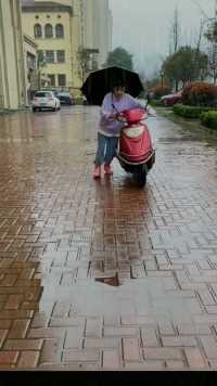  雨季来了，备上这样一款雨衣，不仅挡风挡雨，还能解放双手，骑车更安全! #我是生活小能手 