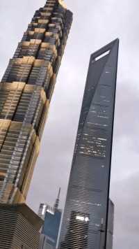 上海中心大厦世界第二高楼米遇台风顶楼摇摆超过一米顶楼安装有重达千吨阻尼器控制平衡今晚接受考验