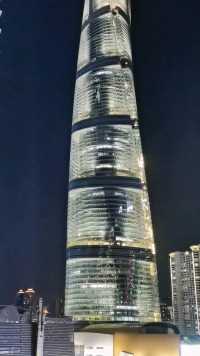 上海中心大厦全球第二高楼米顶楼经常在云层里遇台风大楼摇晃超过一米顶楼一台千吨阻尼器来控制摆动幅度