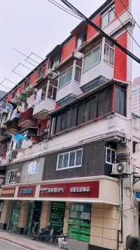 上海纸片楼这楼能住人么是不是住在飘窗里面上海街拍