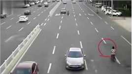 浙江监控：可恨的电动车司机，逼得轿车无路可走，最后发生悲惨的一幕