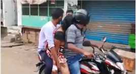 印度一母亲由于新冠肺炎死亡，儿子与女婿把遗体夹在摩托车上准备运回家。。。😳😳😳