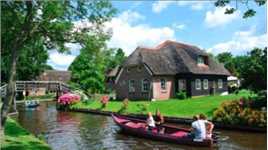 荷兰的“童话小镇”，700多年没有修过公路，家家户户出门全靠船！