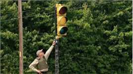 钓鱼执法？美国警察在高速上立红绿灯，一天达标一个月的业绩？